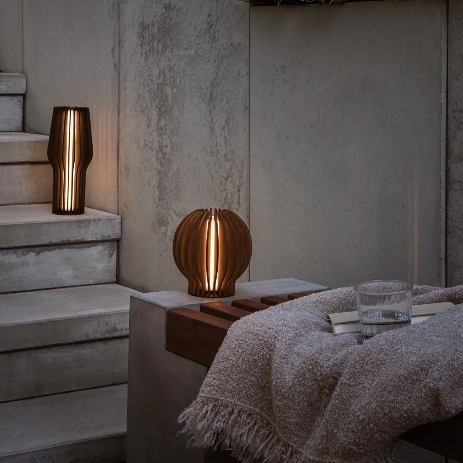 EVA Solo Radiant Lampe Batterie LED Large Foncée 5 EVA Solo Radiant Lampe Batterie LED Large Foncée – Image 5