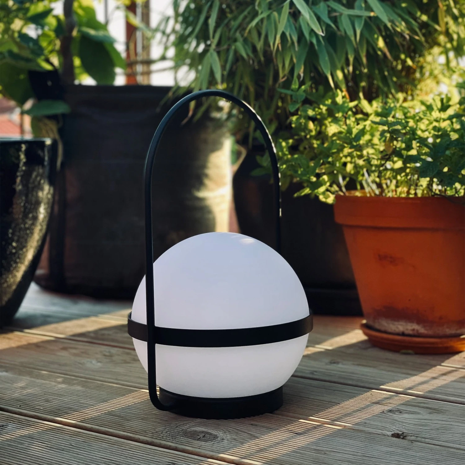 Dyberg Larsen Summer Lampe De Table Solaire USB 1 Dyberg Larsen Summer Lampe De Table Solaire USB