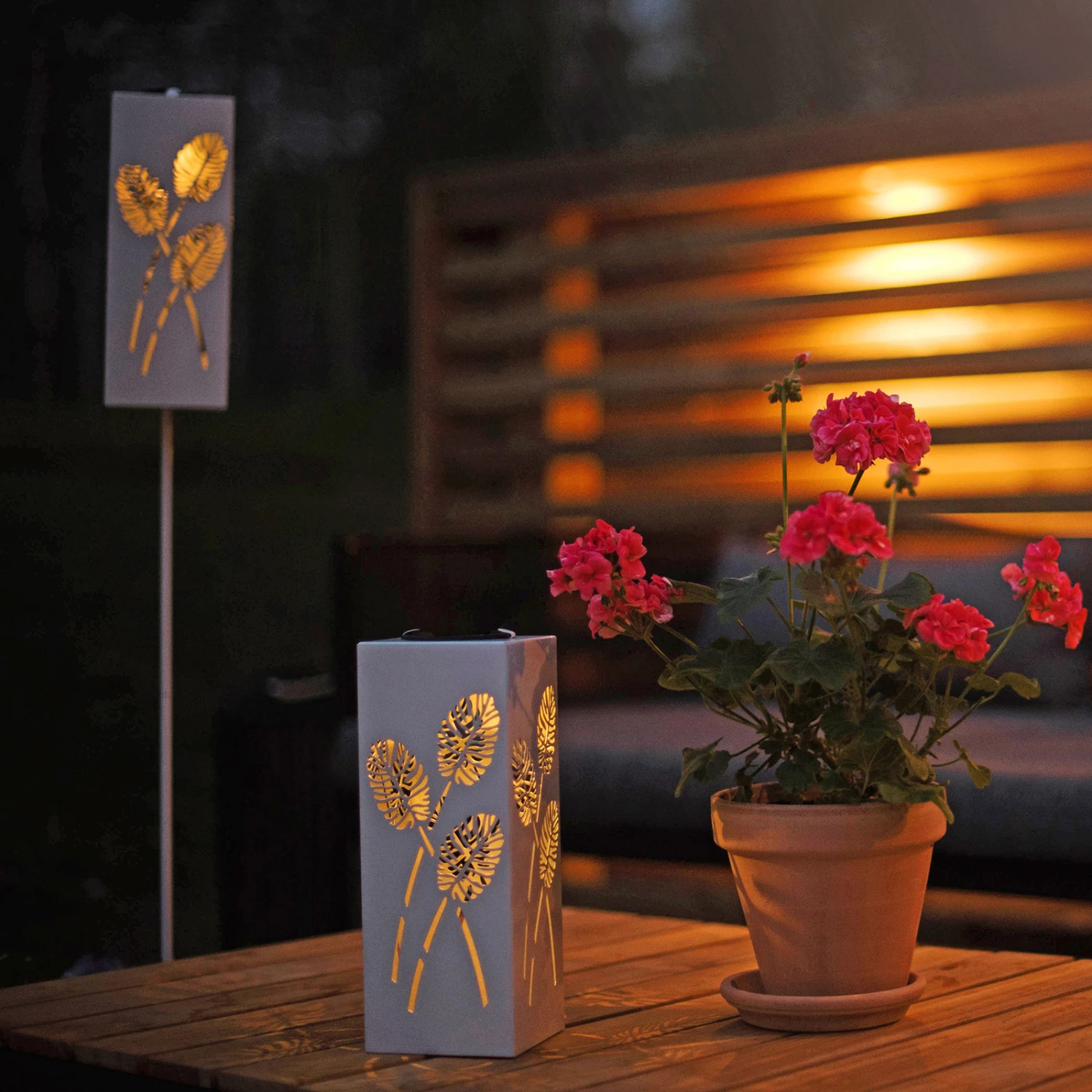 Star Trading Lampe Solaire LED Albaleaf, 2 Utilisations 1 Star Trading Lampe Solaire LED Albaleaf, 2 Utilisations