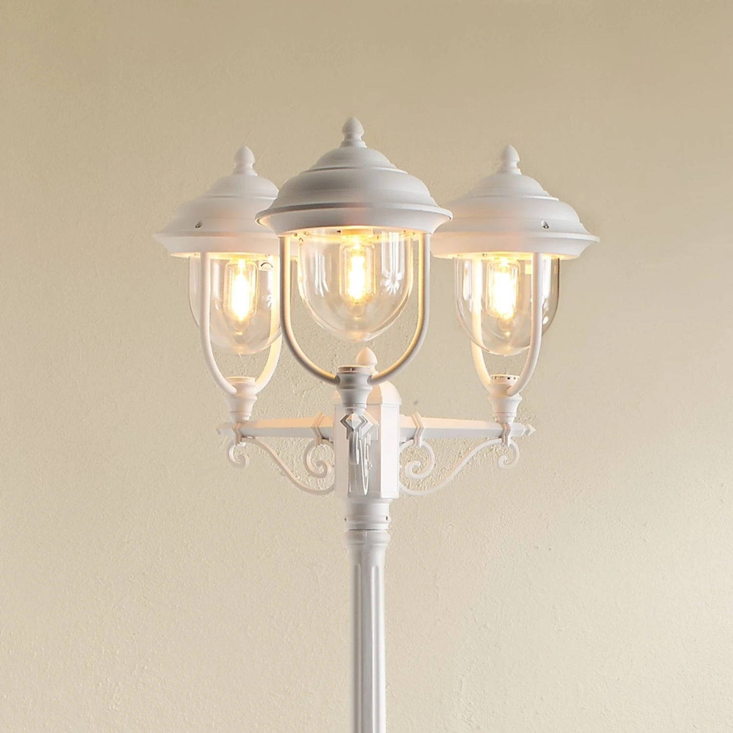 Konstsmide Lampadaire Candélabre 3 Abat-jours Parma Blanc 2 Konstsmide Lampadaire Candélabre 3 Abat-jours Parma Blanc – Image 2