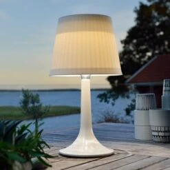 Konstsmide Lampe à Poser LED Solaire Blanche Assisi Sitra